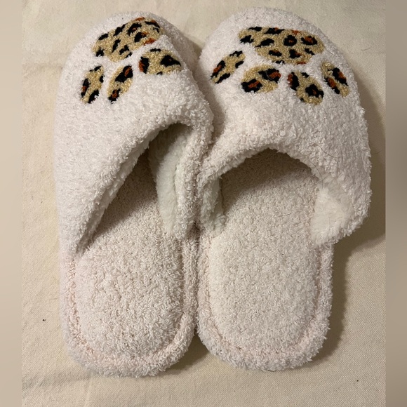 Fuzzy leopard paw slippers sz 9-12 - Picture 3 of 5